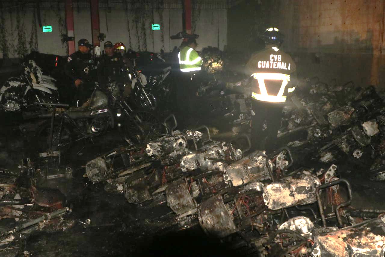 Socorristas utilizaron 5 mil 800 galones de agua para controlar el voraz incendio que dejó pérdidas estimadas en un millón y medio de quetzales en la víspera de Año Nuevo. (Foto Prensa Libre: Bomberos Voluntarios)