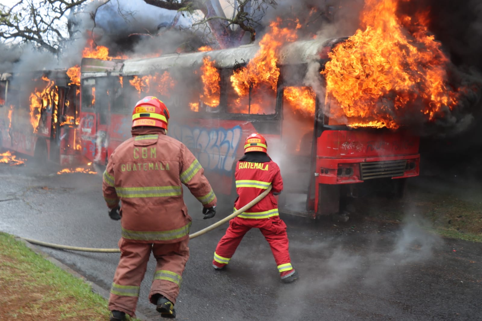 Un incendio consumió dos buses en la zona 7.