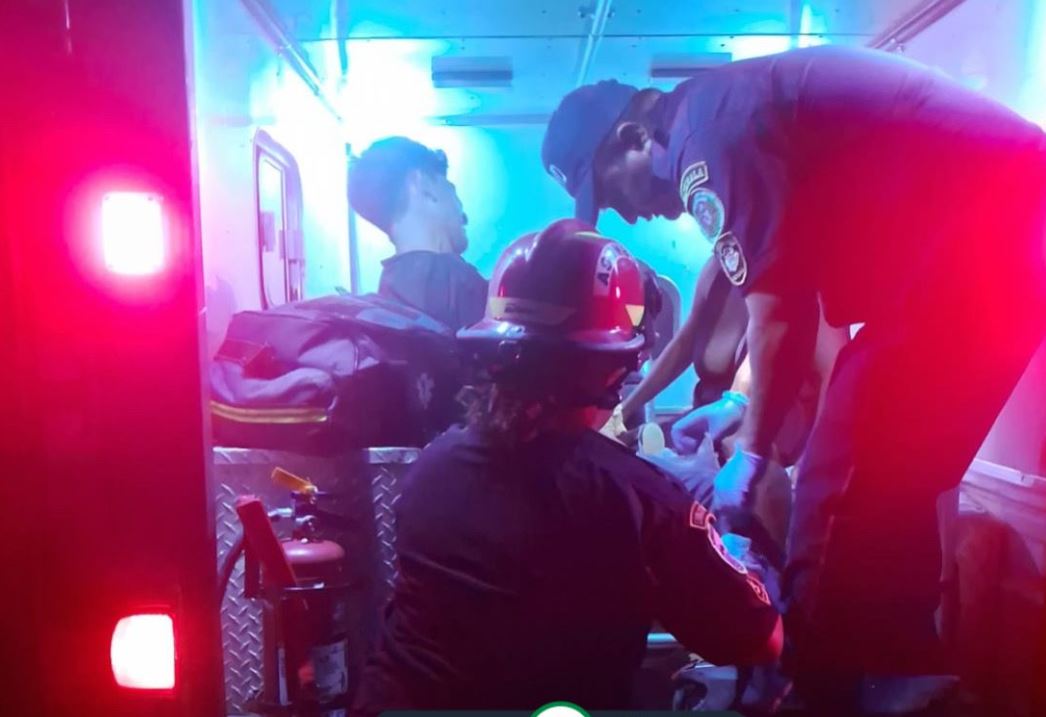 Bomberos Municipales Departamentales trasladan dos heridos de bala en ataque en un velorio en barrio París, Lívingston, Izabal. (Foto Prensa Libre: Bomberos Municipales Departamentales)