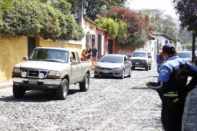 El marbete para poder parquearse en Antigua Guatemala puede adquirirse en línea. (Foto Prensa Libre: Hemeroteca)