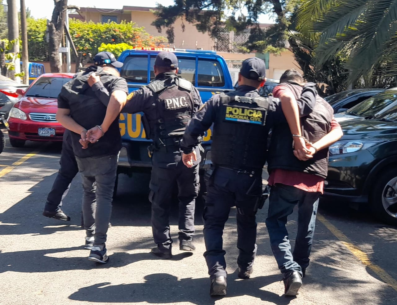 Una persecución en el Periférico terminó con la captura de dos presuntos delincuentes. (Foto Prensa Libre: PNC) 