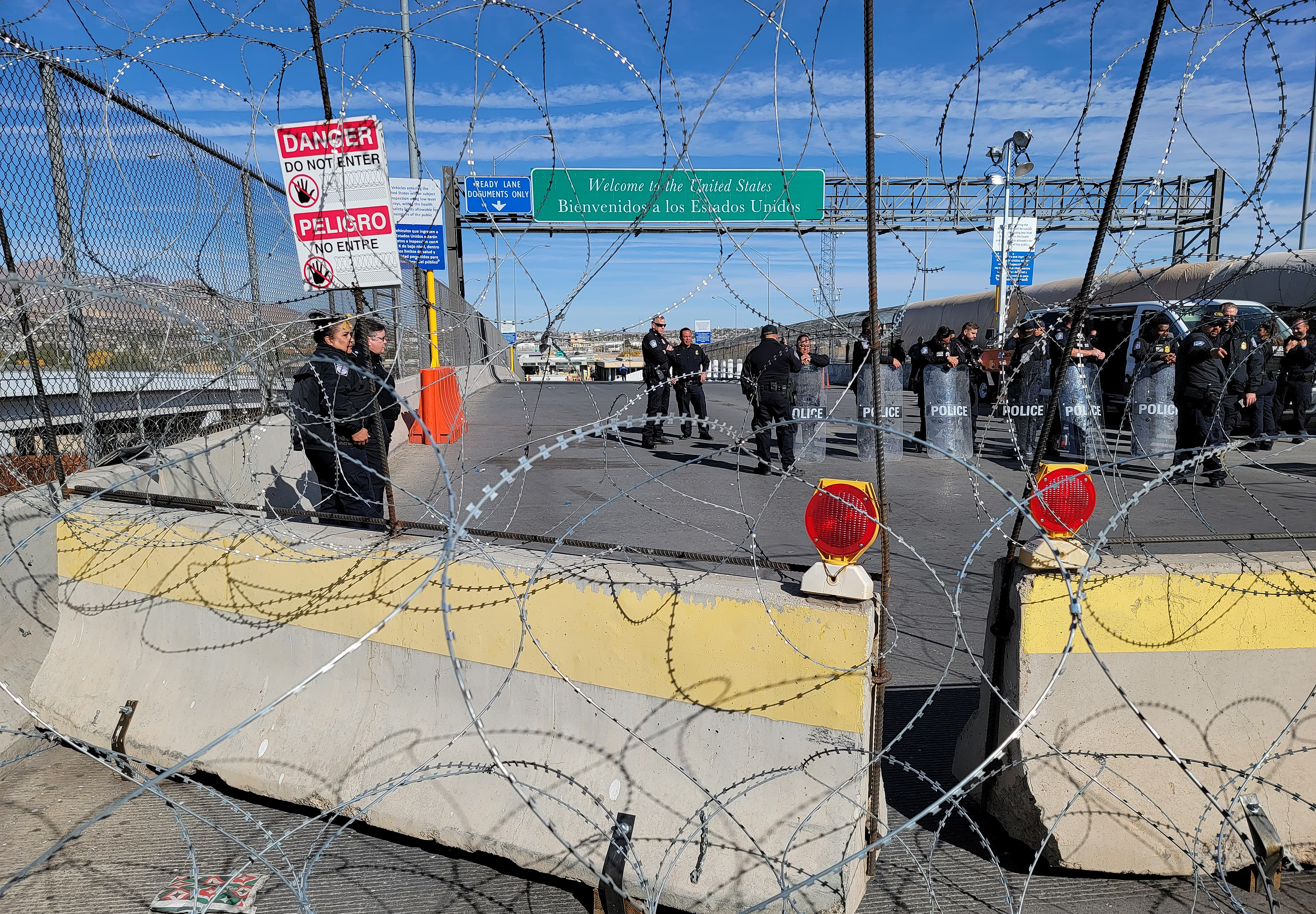Policías estadounidenses resguardan las entradas a los puentes internacionales en el lado de Estados Unidos, al límite con Ciudad Juárez, Chihuahua (México), donde continúa el paso de migrantes. (Foto Prensa Libre: EFE)