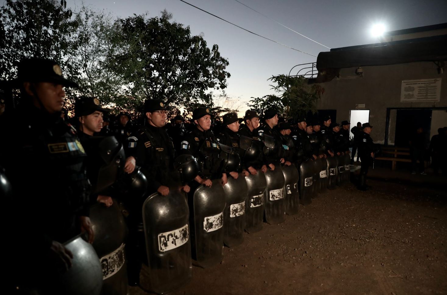 Agentes de la PNC se preparan para ingresar a la cárcel El Infiernito en Escuintla. (Foto Prensa Libre: Francisco Jiménez)