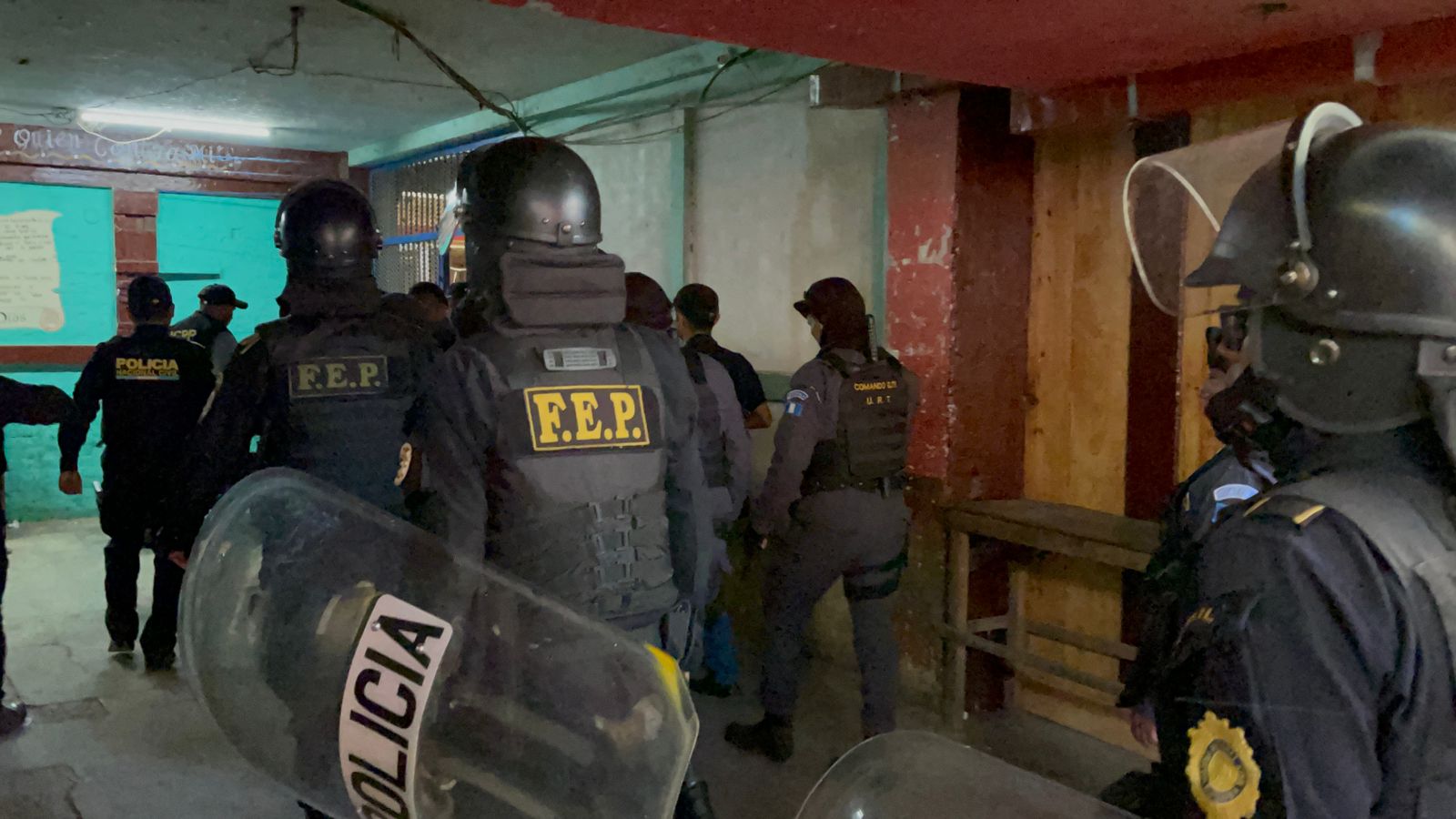 Agentes de la Policía Nacional Civil en el operativo en Pavón. (Foto Prensa Libre: PNC)
