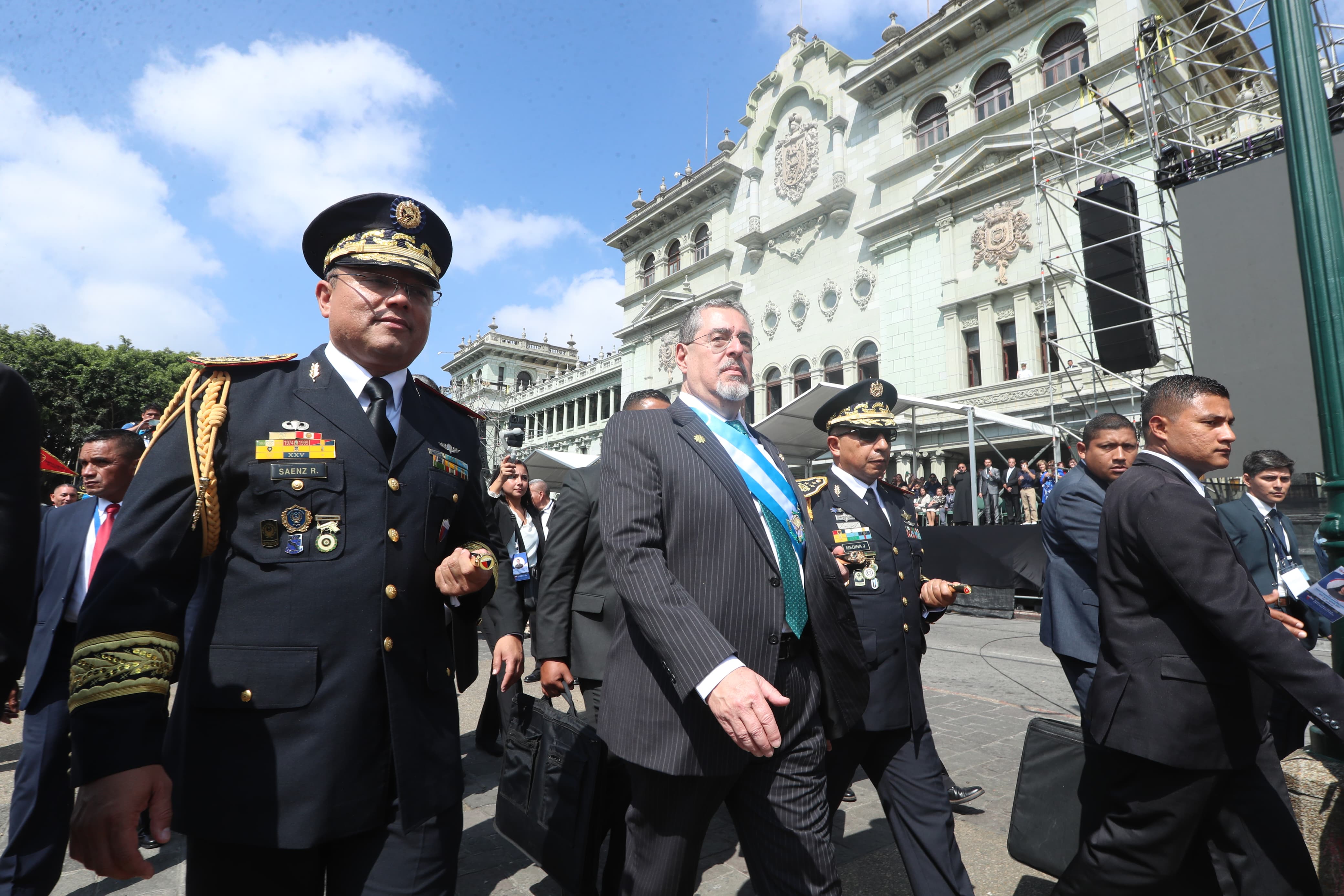 toma de posesion saludo ejercito bernardo arevalo presidente guatemala 2024 (1)