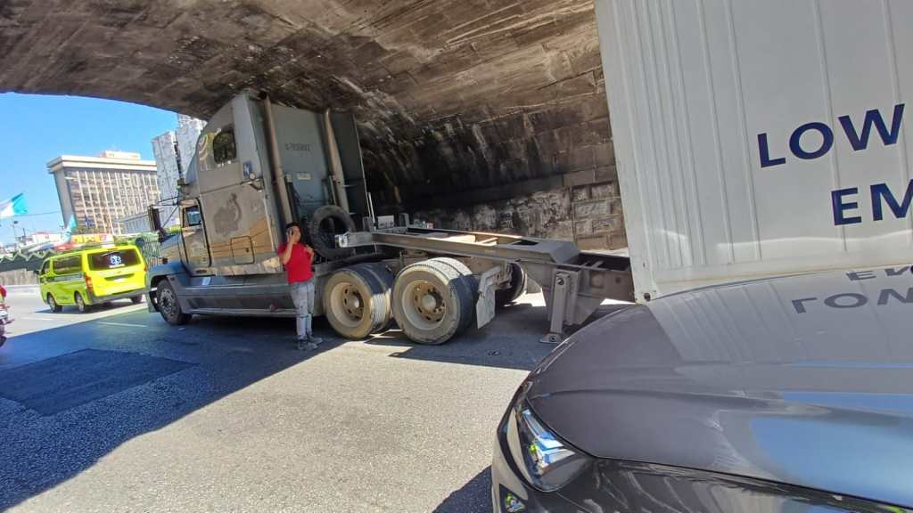 trailer atrapado puente la penitenciaria zona 4 (1)