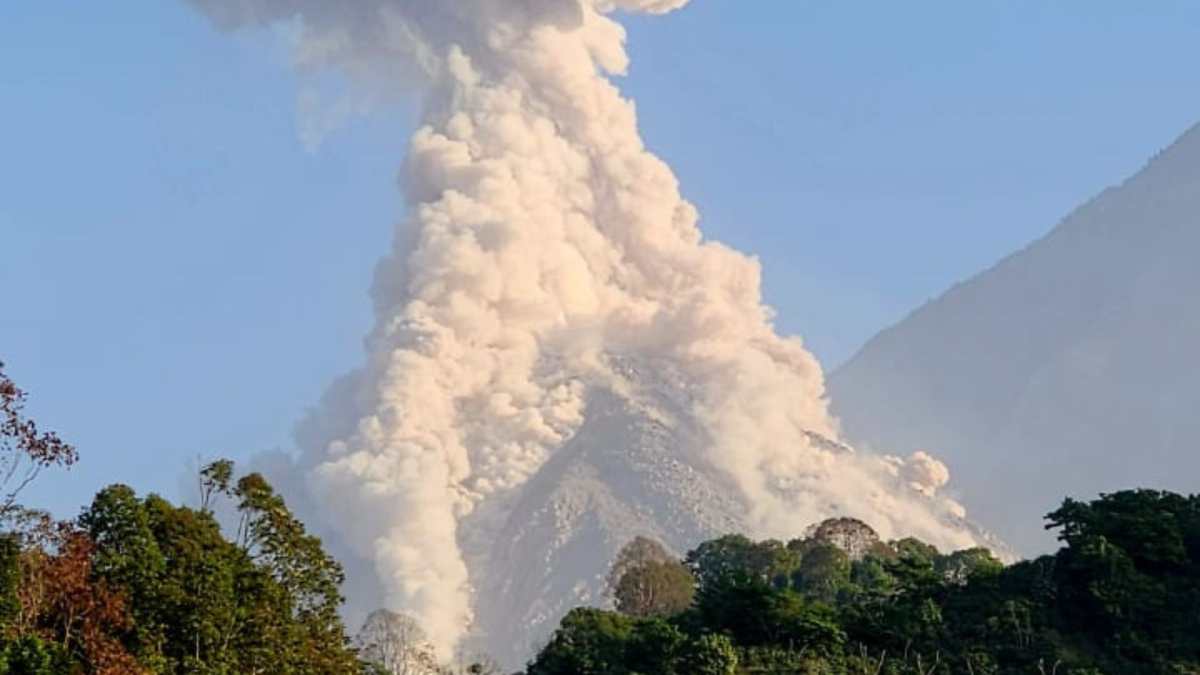 Volcán Santiaguito en plena actividad, emanando columnas de ceniza y vapor. (Foto Prensa Libre: Conred)