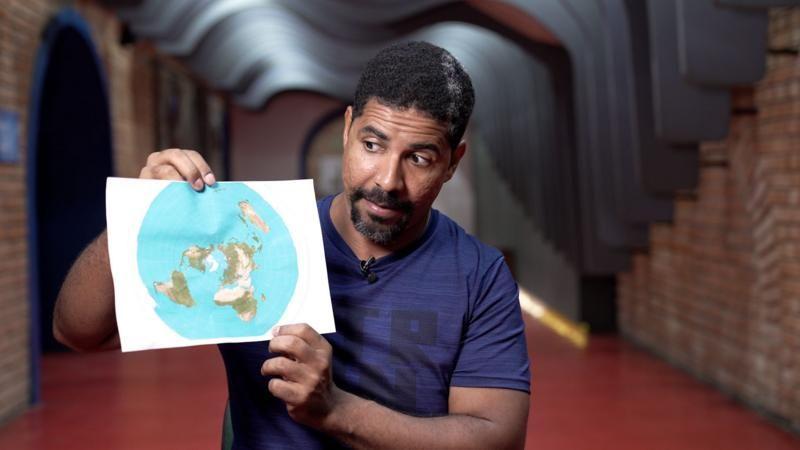 Leandro sostiene un mapa de la tierra plana: hoy reconoce que la imagen no tiene sentido