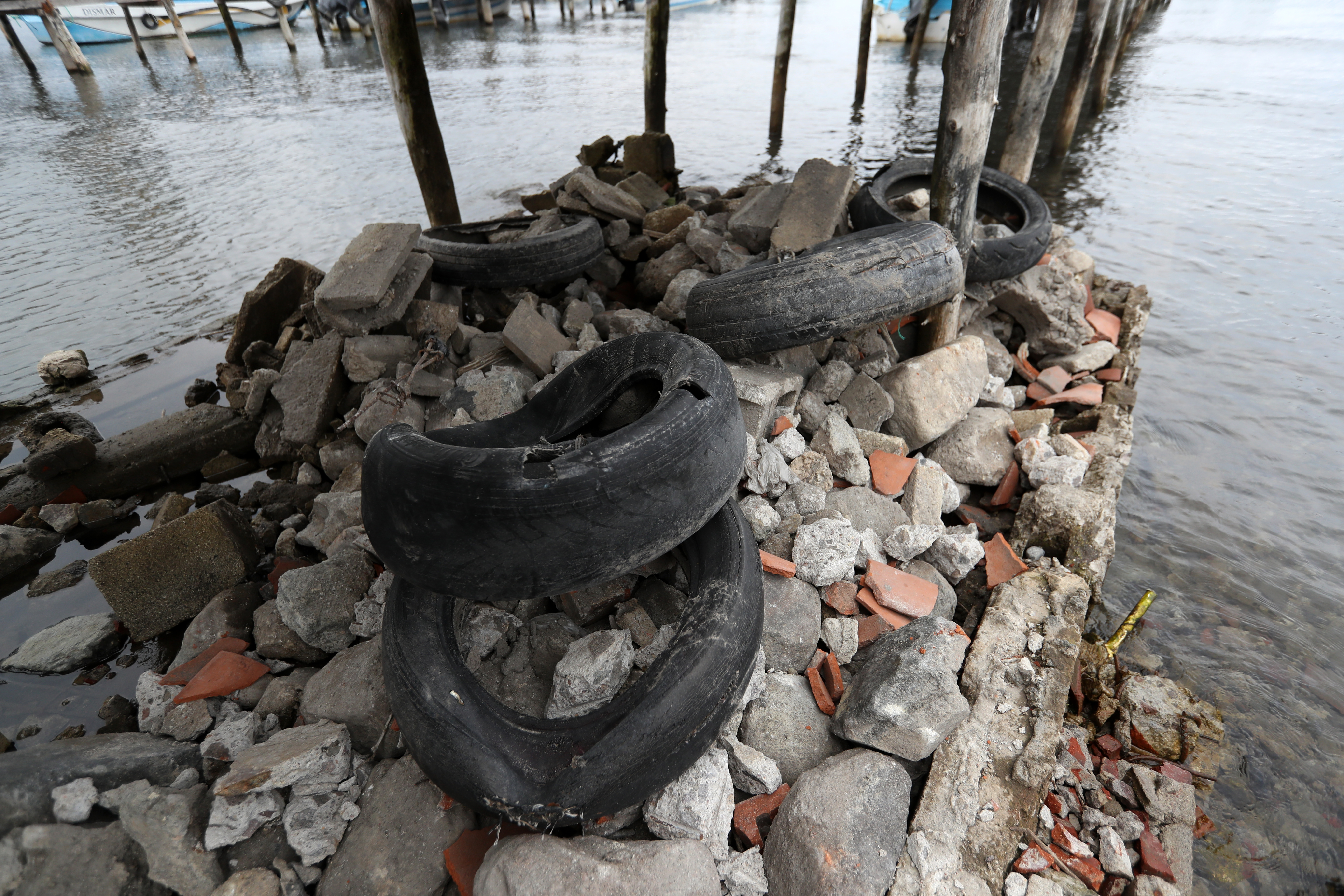 En el muelle de San Juan la Laguna, la basura es un problema evidente. Plástico, tela, papel, aluminio y llantas son algunos de los desechos que están a la orilla del Lago de Atitlán. (Fotografía Prensa Libre: María Reneé Barrientos Gaytan)