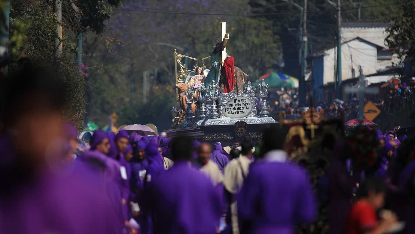 Procesión de Jesús Nazareno de la Aldea Santa Inés del Monte Pulciano, recorre las calles de Antigua Guatemala. (Foto Prensa Libre: Carlos Hernández Ovalle)