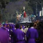 Procesión de Jesús Nazareno de la Aldea Santa Inés del Monte Pulciano, recorre las calles de Antigua Guatemala. (Foto Prensa Libre: Carlos Hernández Ovalle)