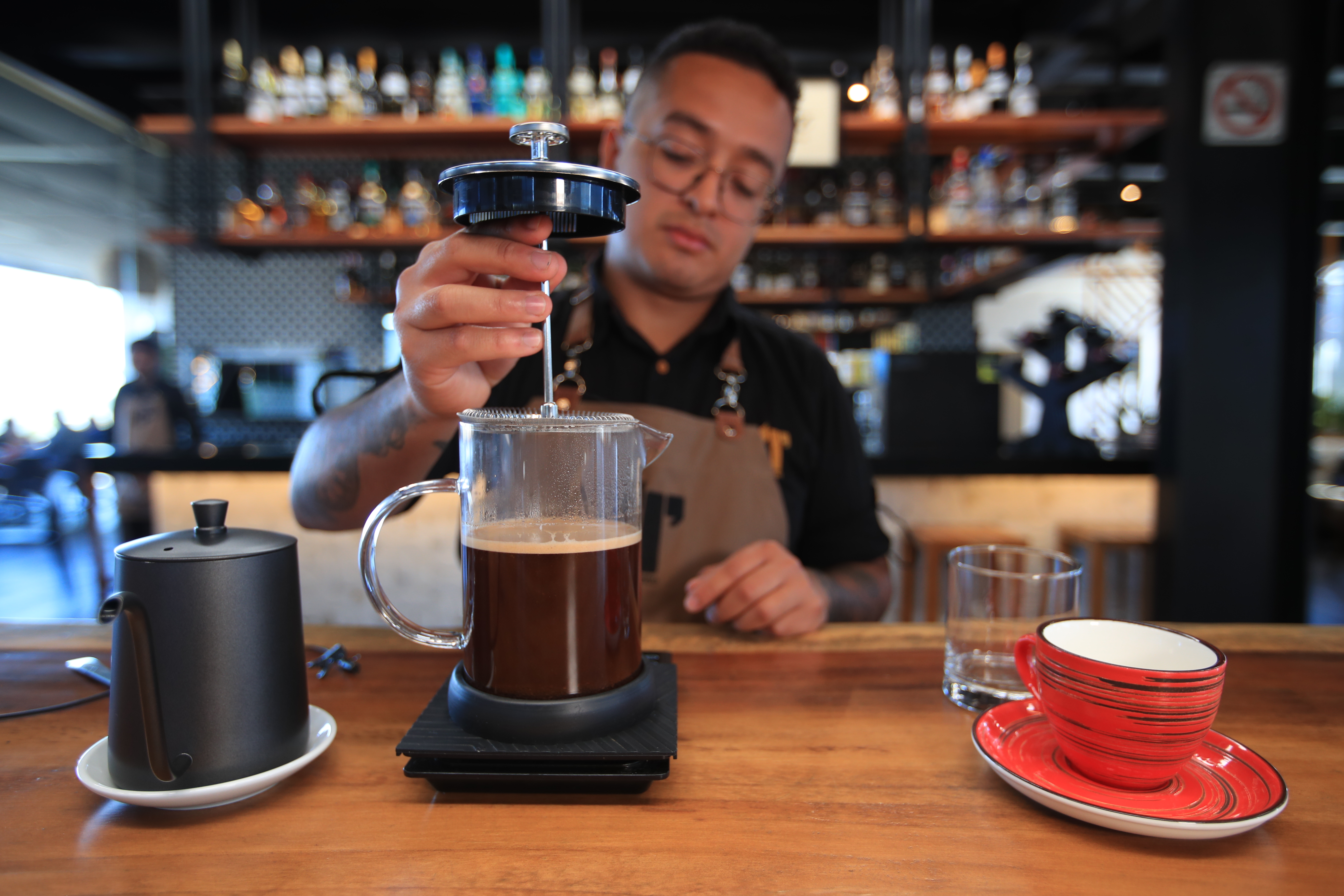 La Prensa Francesa es un método que se prepara por medio de inmersión en donde el café se extrae mientras está completamente sumergido en el agua caliente. (Foto Prensa Libre: Carlos Hernández) 