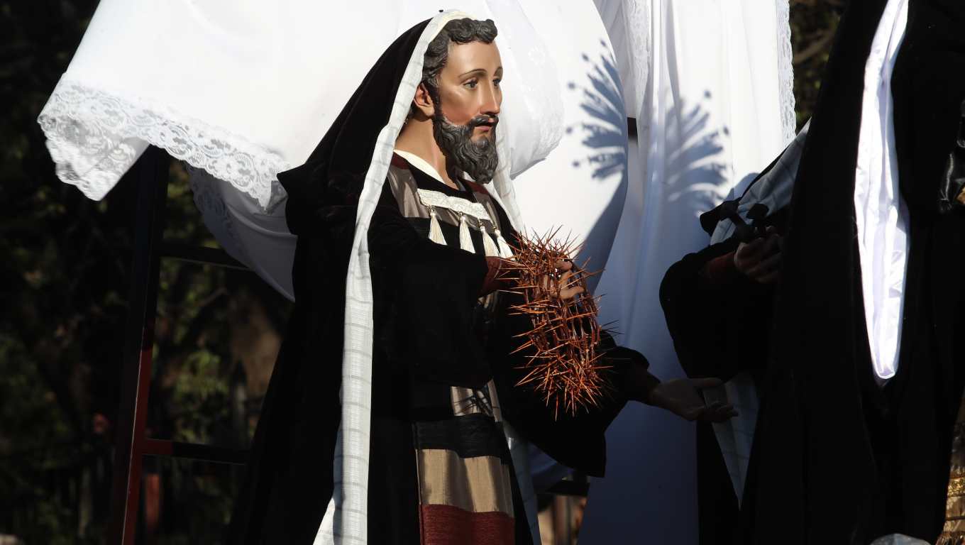 En la imagen, se observa a un santo varón al lado de la Virgen María sosteniendo la corona de espinas del cristo yacente. (Foto Prensa Libre: Byron Rivera Baiza)