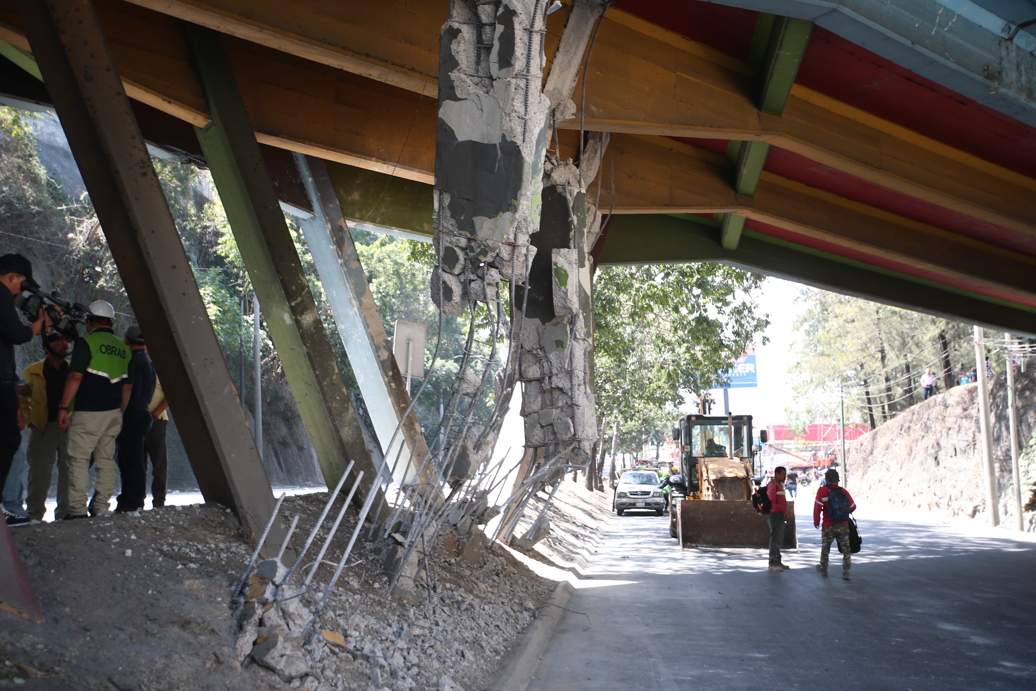 Las columnas que sostienen el puente Adolfo Mijangos LÃ³pez, en el PerifÃ©rico, quedaron daÃ±adas, luego de que un trÃ¡iler chocara la estructura. (Foto Prensa Libre: Byron Baiza)