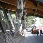 Las columnas que sostienen el puente Adolfo Mijangos López, en el Periférico, quedaron dañadas, luego de que un tráiler chocara la estructura. (Foto Prensa Libre: Byron Baiza)