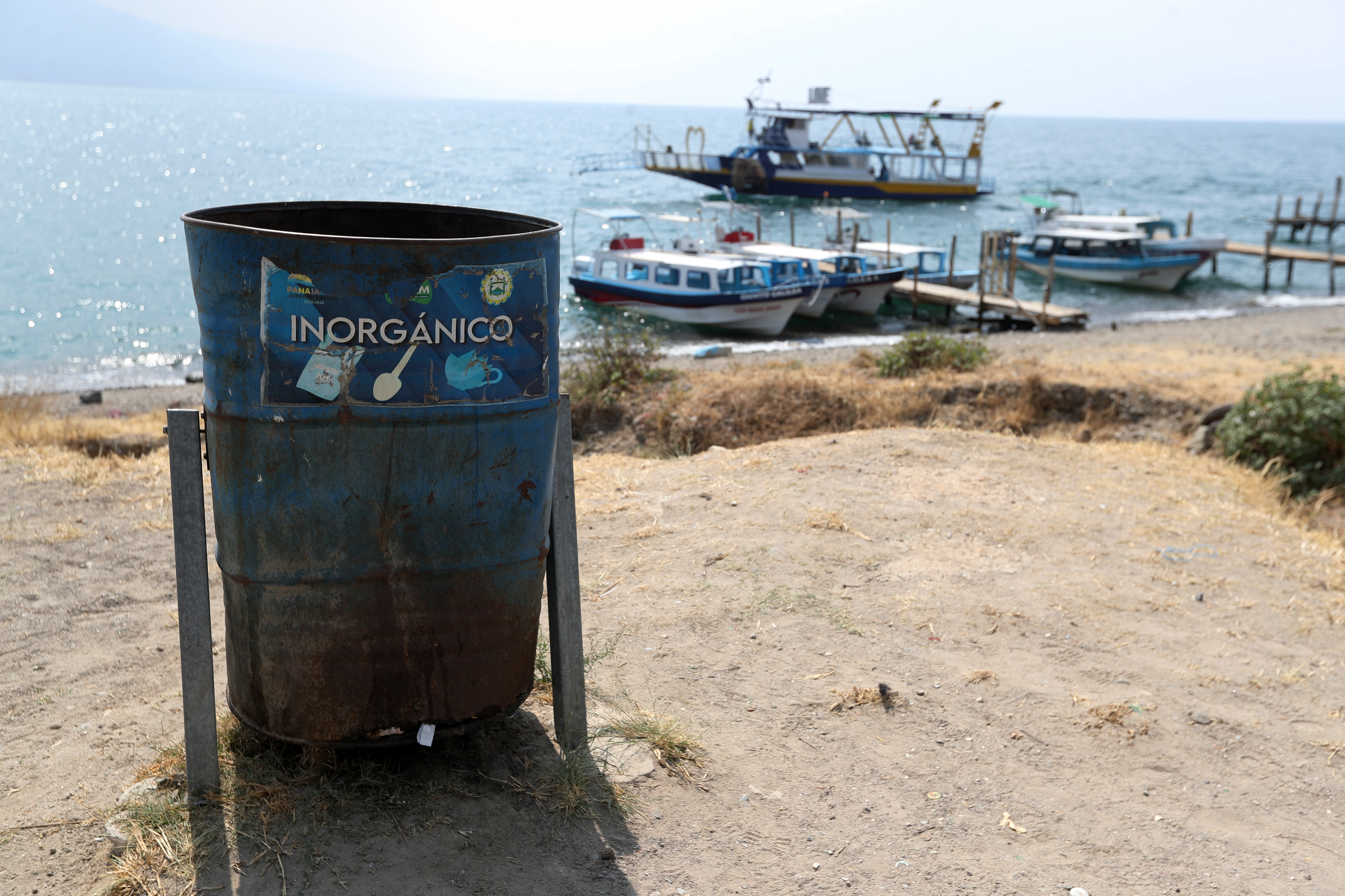 Cerca de la orilla del Lago de Atitlán, en Panajachel, no hay suficientes contenedores y es una de las principales preocupaciones de los vecinos ya que los desechos están tan cerca de la cuenta que existe riesgo que contamine el Lago. (Fotografía Prensa Libre: María Reneé Barrientos Gaytan)