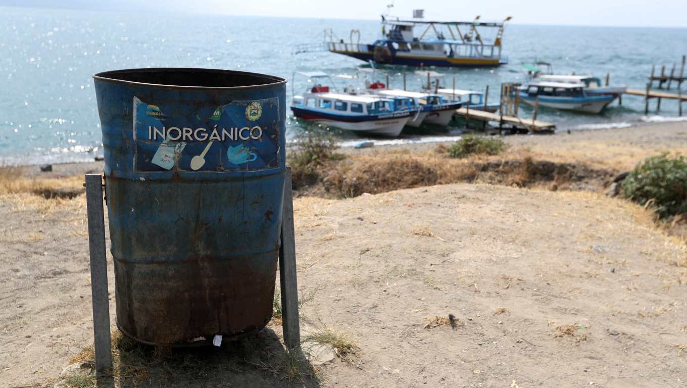 Cerca de la orilla del Lago de Atitlán, en Panajachel, no hay suficientes contenedores y es una de las principales preocupaciones de los vecinos ya que los desechos están tan cerca de la cuenta que existe riesgo que contamine el Lago. (Fotografía Prensa Libre: María Reneé Barrientos Gaytan)