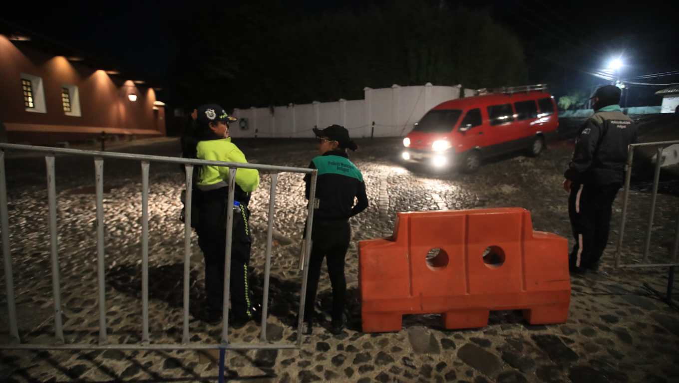 Agentes de la Policía Municipal de Antigua Guatemala desde tempranas horas colocan barreras que impiden el ingreso habitual por la 3ra calle Oriente. (Foto Prensa Libre: Carlos Hernández Ovalle)