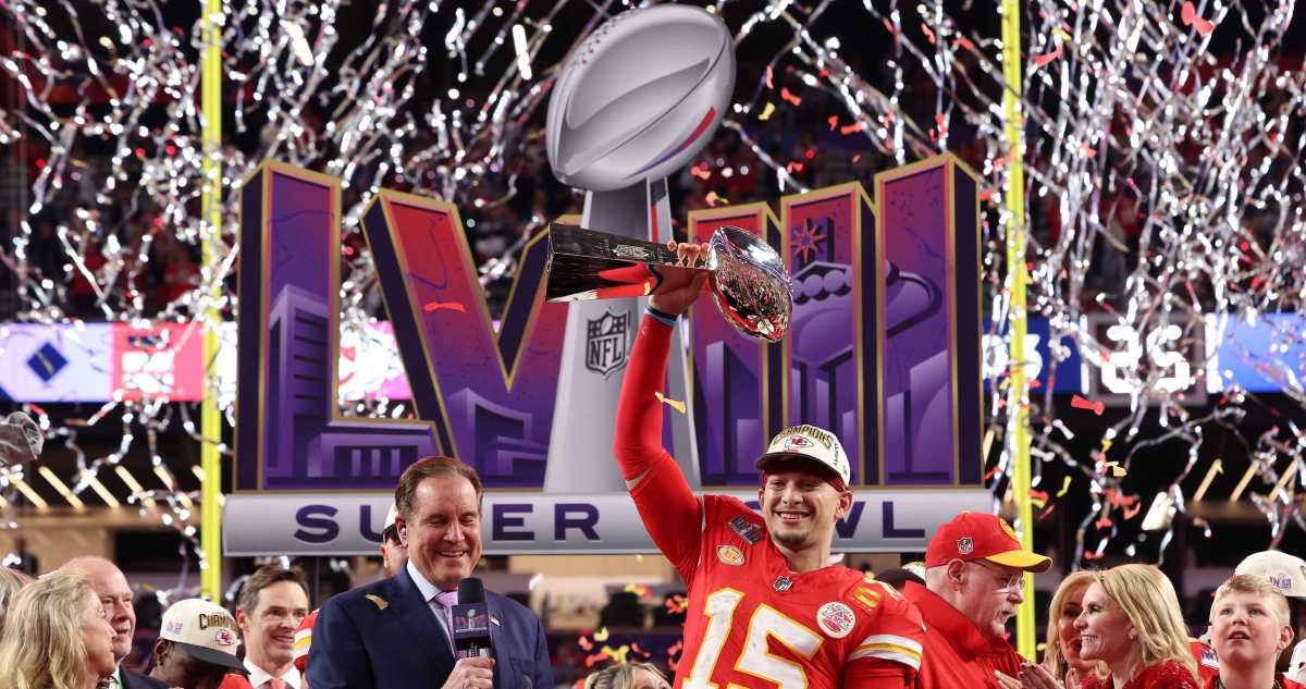 El jugador de Kansas, Patrick Mahomes, sostiene el trofeo Lombardi luego de derrotar a los San Francisco 49ers 25-22 en el Super Bowl LVIII. (Foto Prensa Libre: AFP)
