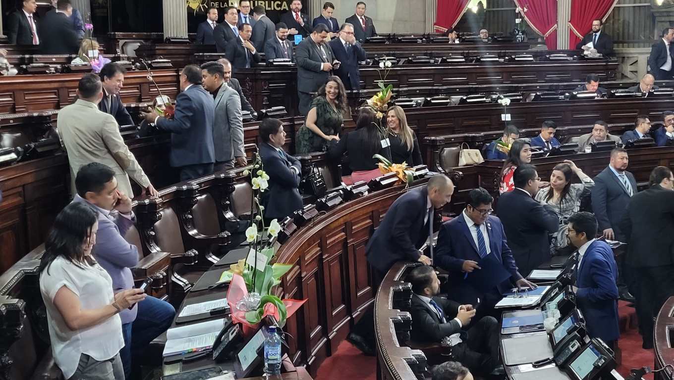 Autoridades del Congreso de la República revelaron que las contrataciones en el Legislativo de ha incrementado en los últimos años. (Foto Prensa Libre: Gabriel Molina)