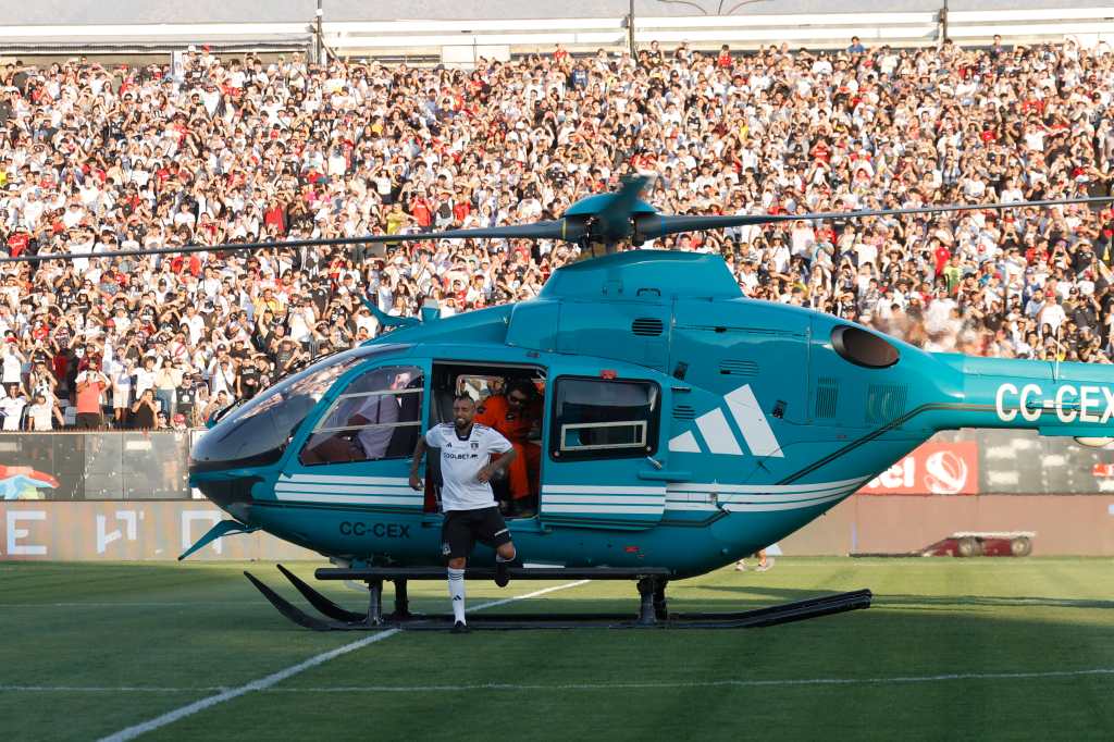 El centrocampista internacional Arturo Vidal aterriza en helicóptero durante su presentación como nuevo jugador de Colo Colo.