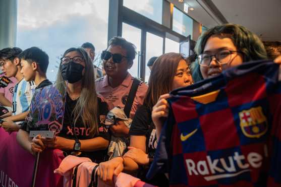 Estas son algunas de las imágenes desde el arribo de Lionel Messi con el Inter Miami a Hong Kong, hasta el partido contra un combinado del país. (Foto Prensa Libre: AFP)
