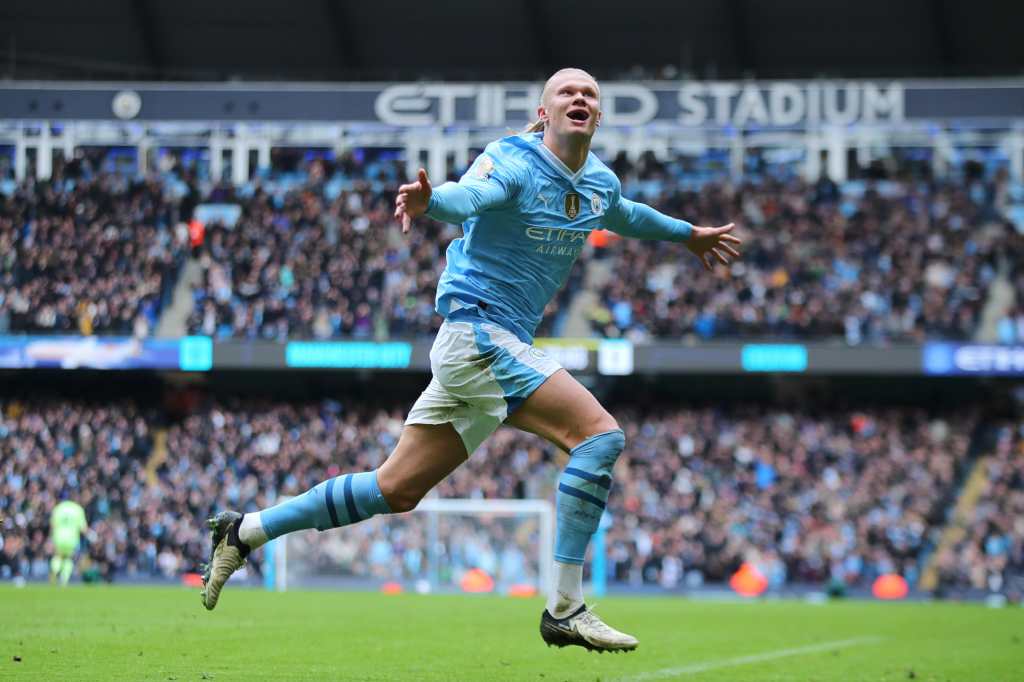 Erling Haaland del Manchester City celebra un gol ante el Aston Villa. 