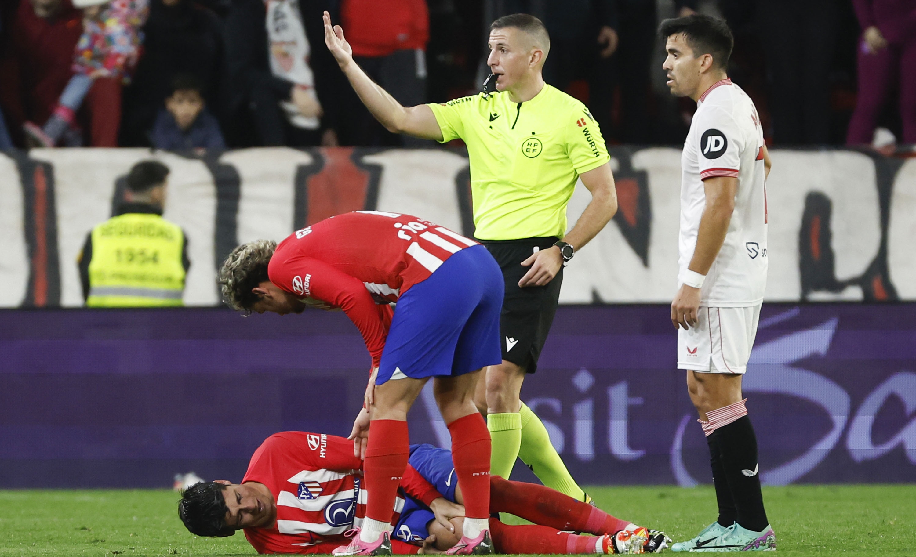 VIDEO | Álvaro Morata abandona el Pizjuán entre lágrimas por lesión en la rodilla derecha y es duda para la Eurocopa