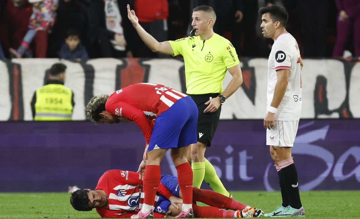 El delantero del Atlético de Madrid, Álvaro Morata (i), se duele tras caer lesionado durante el encuentro ante el Sevilla en el estadio Sánchez Pizjuán, en Sevilla. (Foto Prensa Libre: EFE)