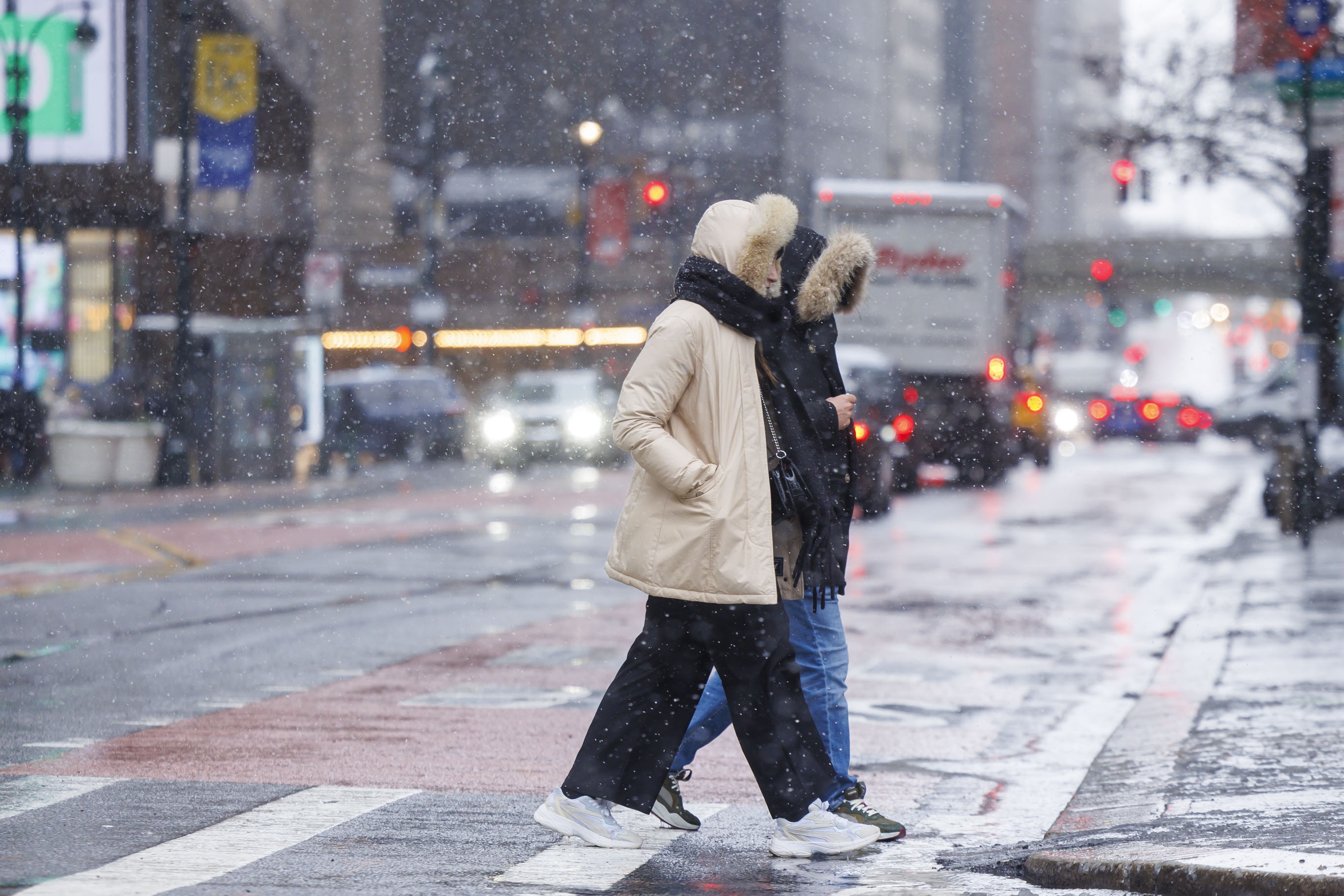 New York (United States), 13/02/2024.- People use the crosswalk as snow falls in New York, New York, USA, 13 February 2024. The National Weather Service predicts at least half a foot (15 centimeters) of snow for parts of New York City from a nor'easter storm hitting the northeastern US. (tormenta, Nueva York) EFE/EPA/SARAH YENESEL