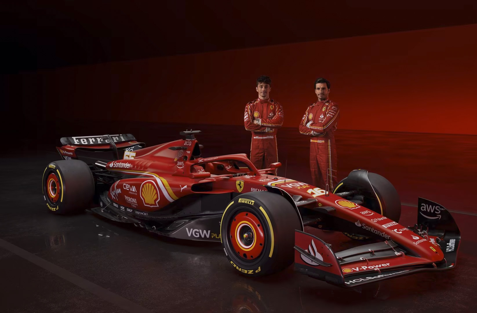 Los pilotos Carlos Sainz (d) y Charles Leclerc posan durante la presentación del 'SF-24', el nuevo monoplaza de la escudería italiana Ferrari para el próximo Mundial. (Foto Prensa Libre: EFE).