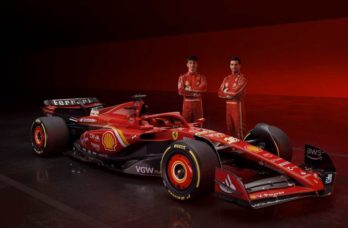 Los pilotos Carlos Sainz (d) y Charles Leclerc posan durante la presentación del 'SF-24', el nuevo monoplaza de la escudería italiana Ferrari para el próximo Mundial. (Foto Prensa Libre: EFE).