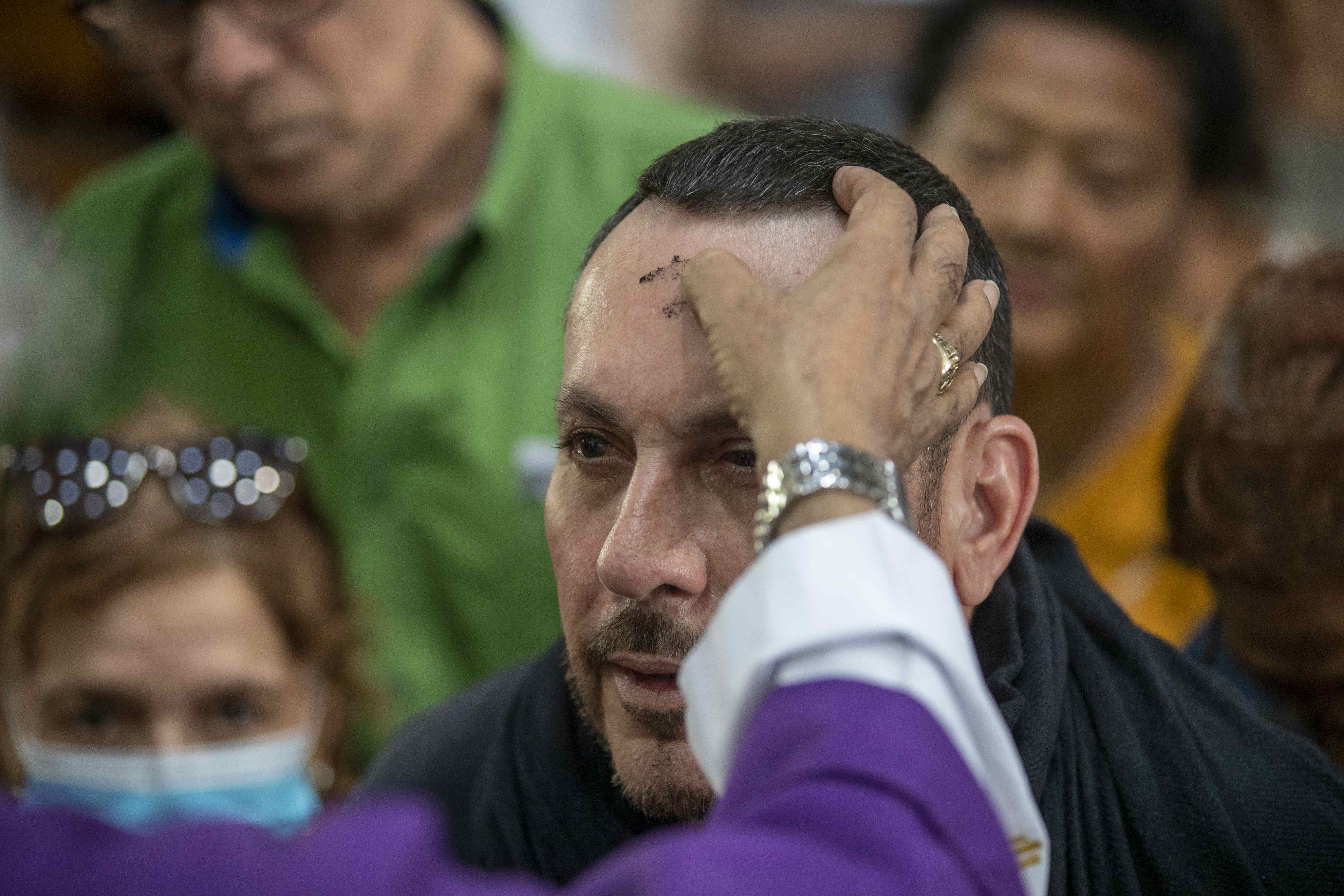 AME9183. MANAGUA (NICARAGUA), 14/02/2024.- El cardenal Leopoldo Brenes impone la ceniza a un devoto durante la celebración del Miércoles de Ceniza, en ocasión del inicio de la cuaresma en Managua (Nicaragua). Millones de católicos en todo el mundo asistirán este miércoles a las iglesias para recibir la imposición de la ceniza. Durante estos cuarenta días los cristianos se preparan para la Semana Santa mediante ayuno, la oración y penitencia. EFE/Jorge Torres