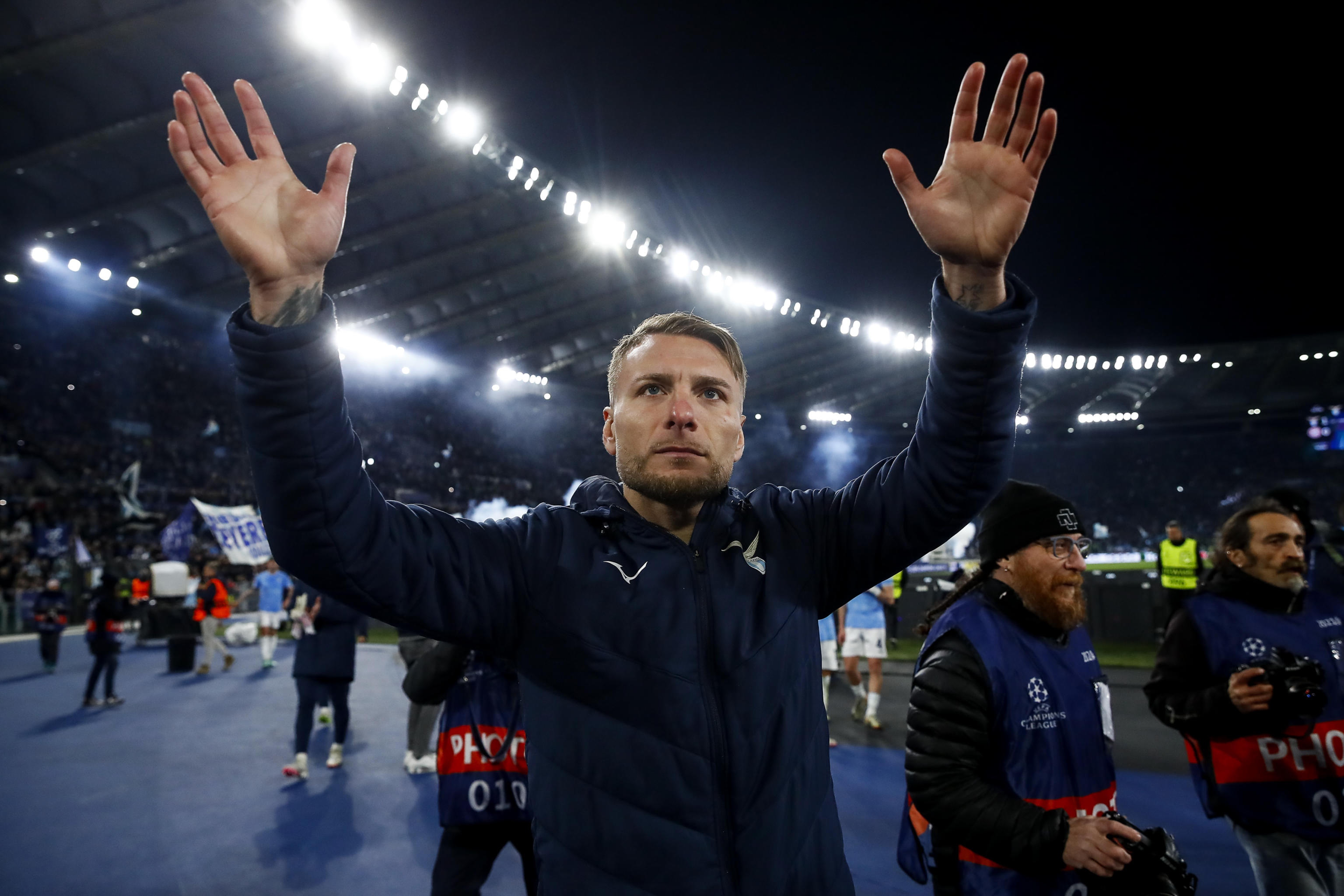 Ciro Immobile celebra vencer al Bayern Múnich en los octavos de final de la Champions League.