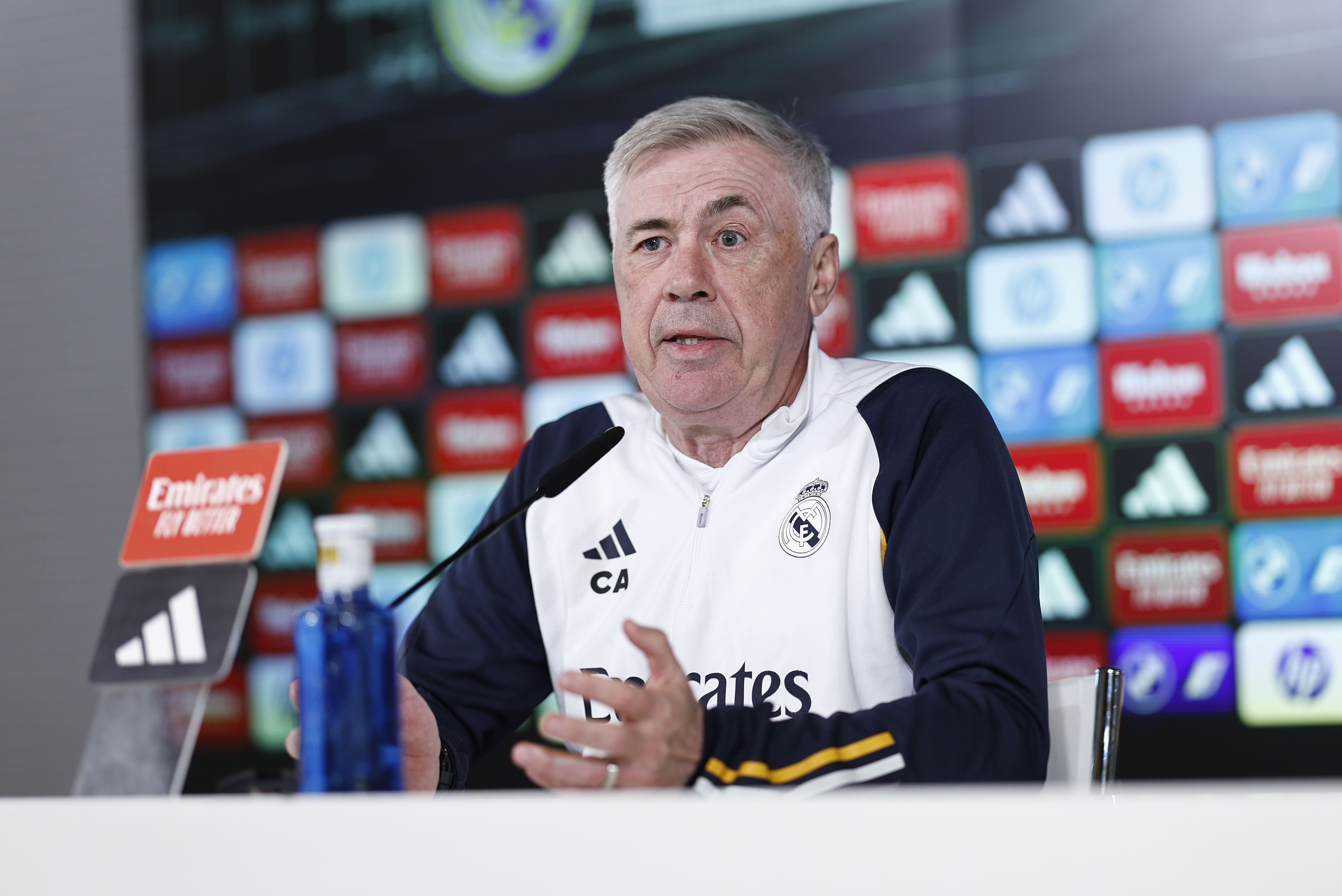 El técnico italiano Carlo Ancelotti, ofrece una rueda de prensa tras el entrenamiento que celebró este sábado el Real Madrid en la Ciudad deportiva de Valdebebas. (Foto Prensa Libre: EFE).