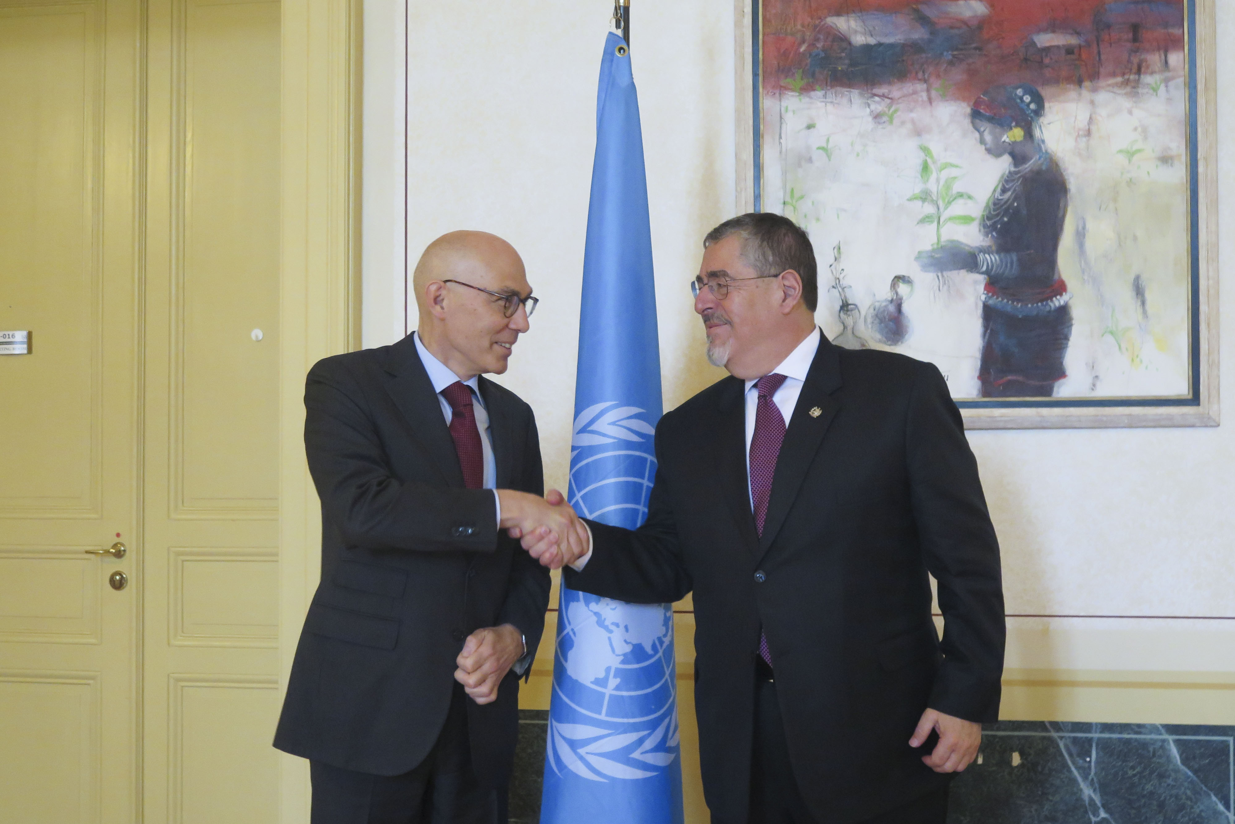 El presidente de Guatemala, Bernardo ArÃ©valo (d), se reuniÃ³ este miÃ©rcoles en Ginebra con el alto comisionado de la ONU para los Derechos Humanos, Volker TÃ¼rk. (Foto Prensa Libre: EFE)