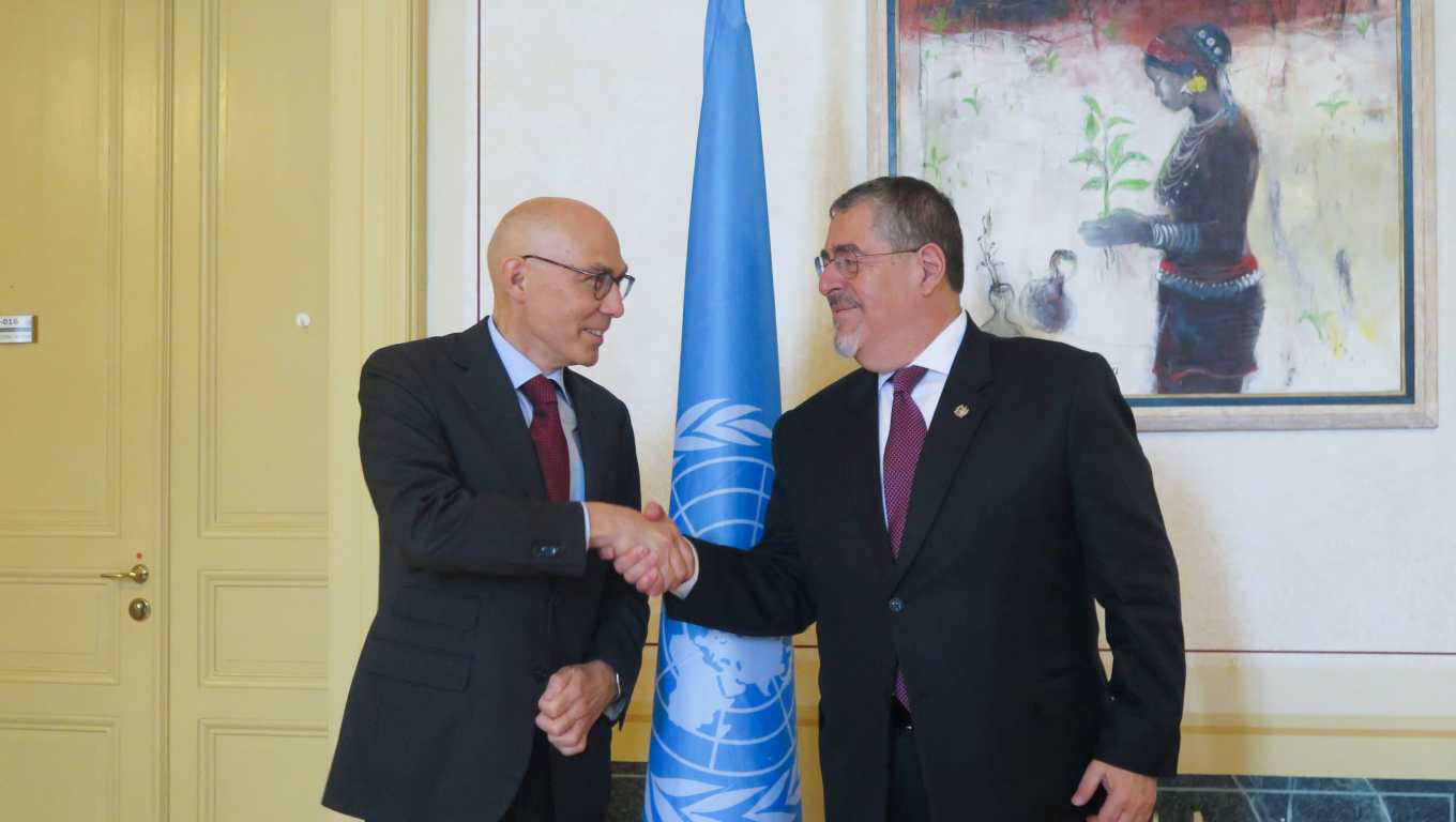 El presidente de Guatemala, Bernardo Arévalo (d), se reunió este miércoles en Ginebra con el alto comisionado de la ONU para los Derechos Humanos, Volker Türk. (Foto Prensa Libre: EFE)