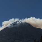 Un helicóptero trabaja en el control de un incendio forestal en el Volcán de Agua este jueves cerca de Antigua Guatemala. (Foto Prensa Libre: EFE)