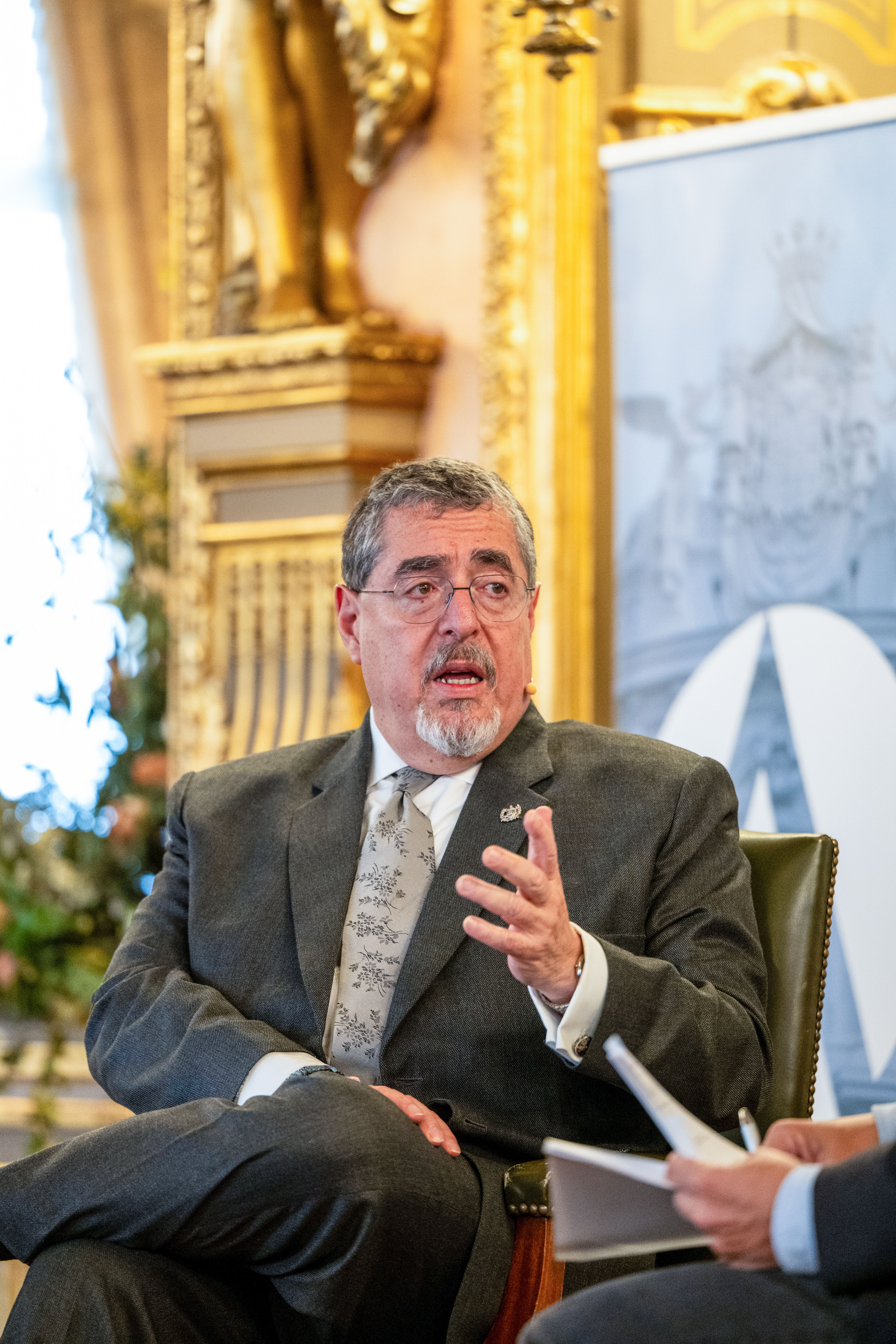 El presidente de Guatemala, Bernardo Arévalo, durante una entrevista con el presidente de la agencia EFE, Miguel Ángel Oliver, en Casa de América en Madrid. (Foto Prensa Libre: EFE)