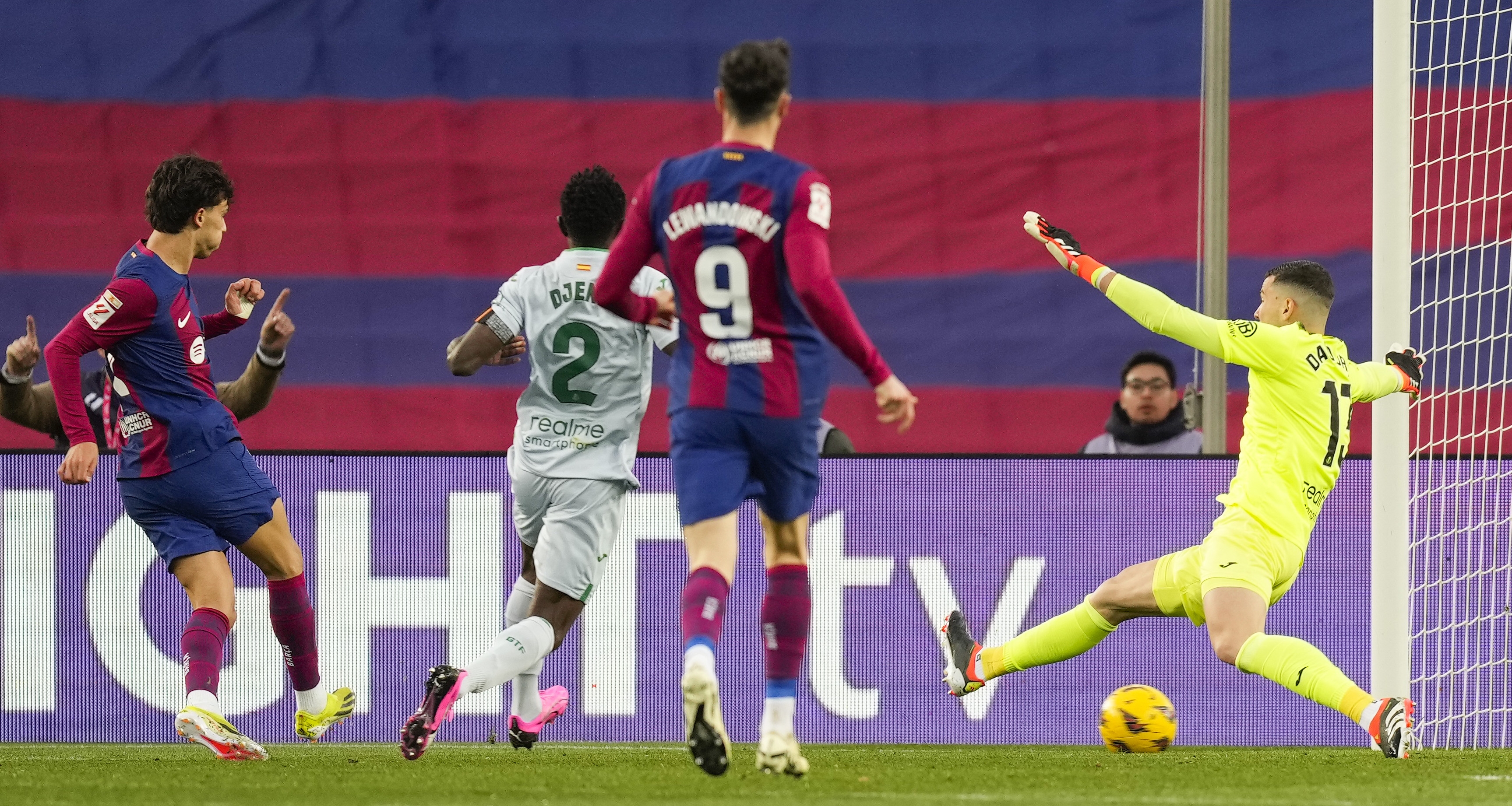 El delantero portugués del Barcelona Joao Felix (i) consigue el segundo gol de su equipo durante el partido de LaLiga entre el Barcelona y el Getafe. (Foto Prensa Libre: EFE)