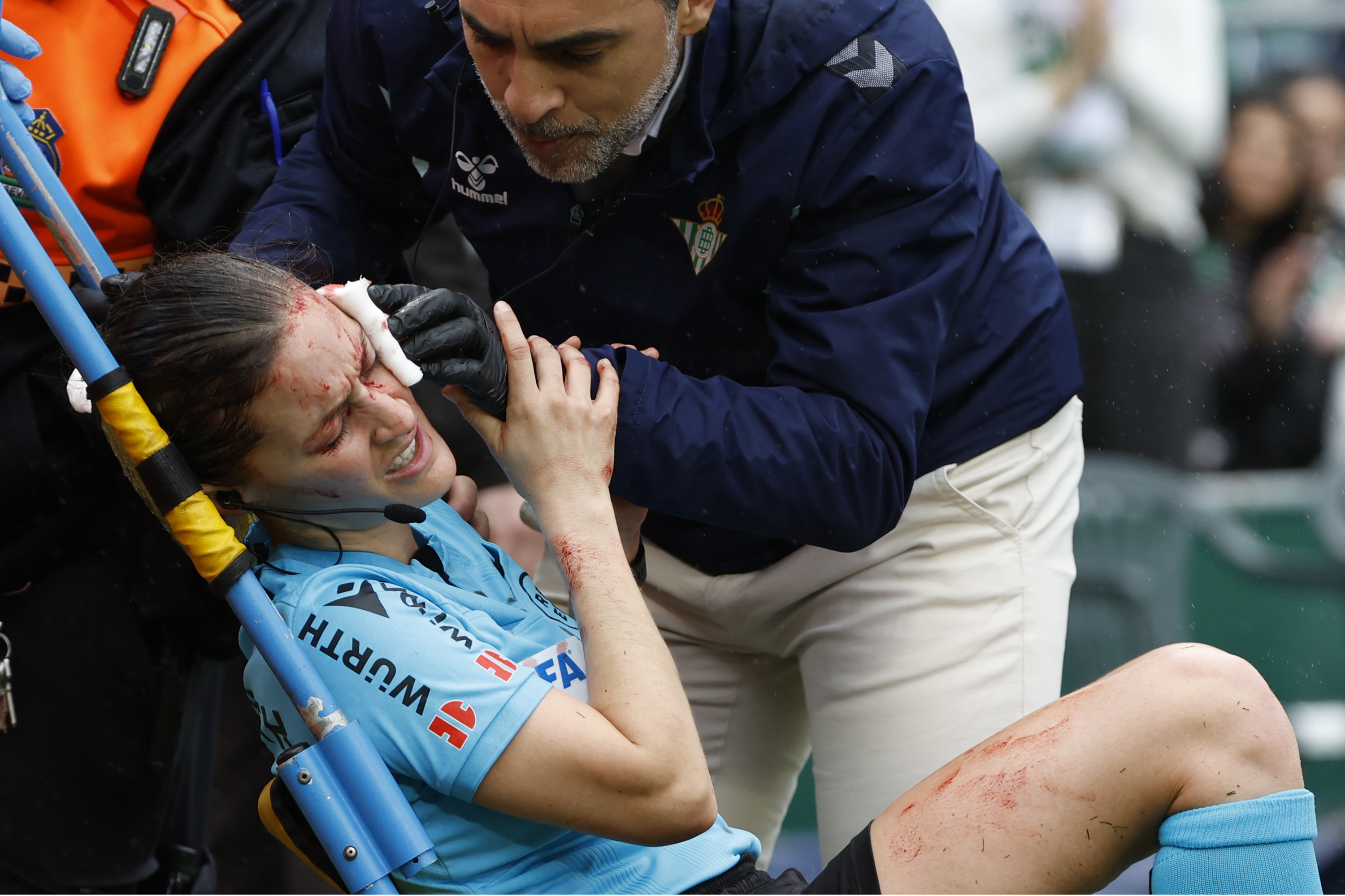 La asistente Guadalupe Porras Ayuso fue retirada del terreno de juego tras ser golpeada por una cámara de la televisión.