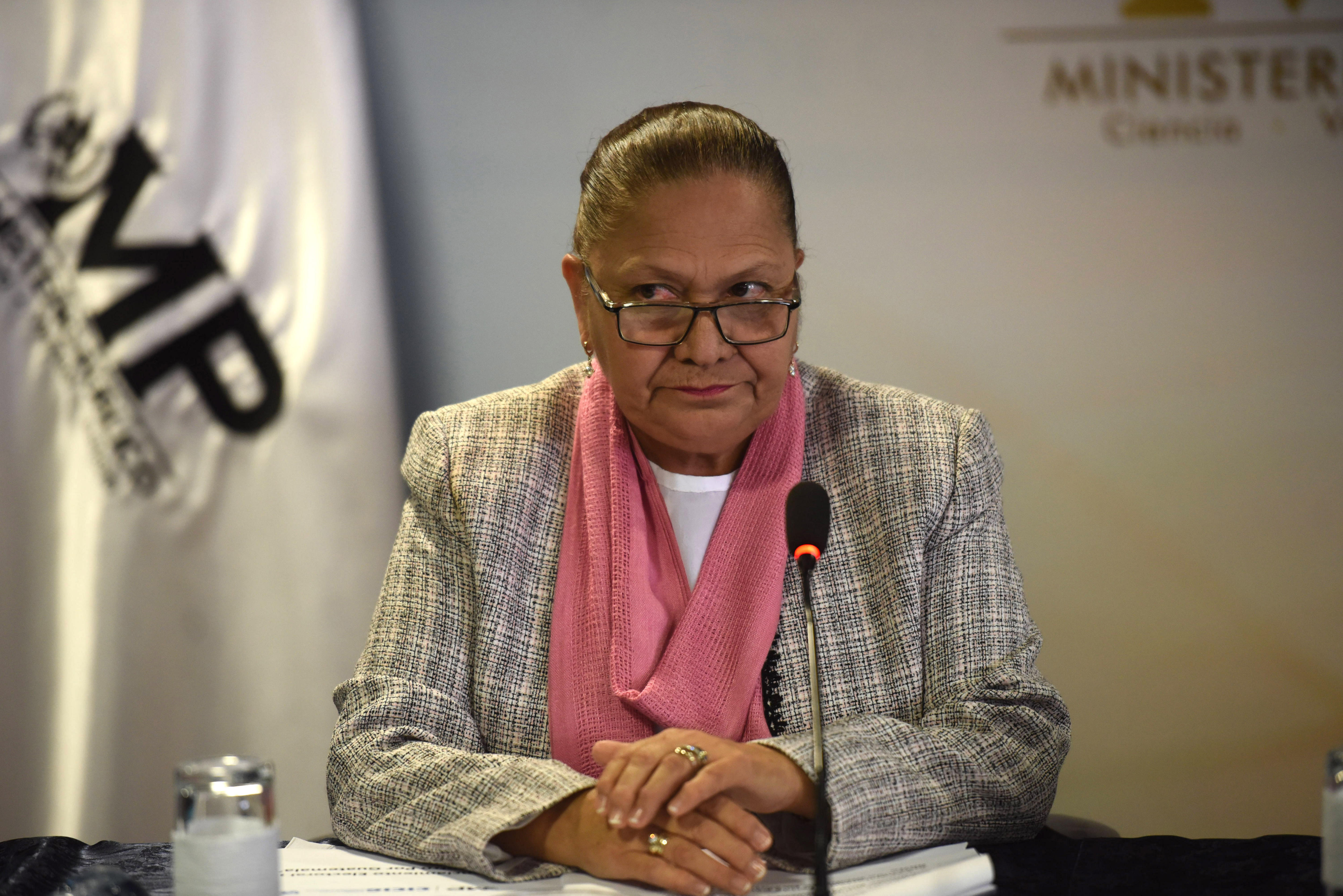 AME8393. CIUDAD DE GUATEMALA (GUATEMALA), 29/02/2024.- Fotografía de archivo fechada el 10 de agosto de 2018 que muestra a la fiscal general de Guatemala, María Consuelo Porras, durante una rueda de prensa en Ciudad Guatemala (Guatemala). El Gobierno del presidente Bernardo Arévalo de León presentó este jueves una denuncia penal y una solicitud de antejuicio contra la fiscal general de Guatemala, Consuelo Porras Argueta, por el supuesto delito de incumplimiento de deberes. La Procuraduría General de la Nación y la Secretaría General de la Presidencia aseguran que la fiscal general violentó la ley al negarse a reunirse con Arévalo de León el pasado 29 de enero en una junta de gabinete, donde esperaban coordinar políticas conjuntas.  EFE/ Edwin Bercián/ARCHIVO