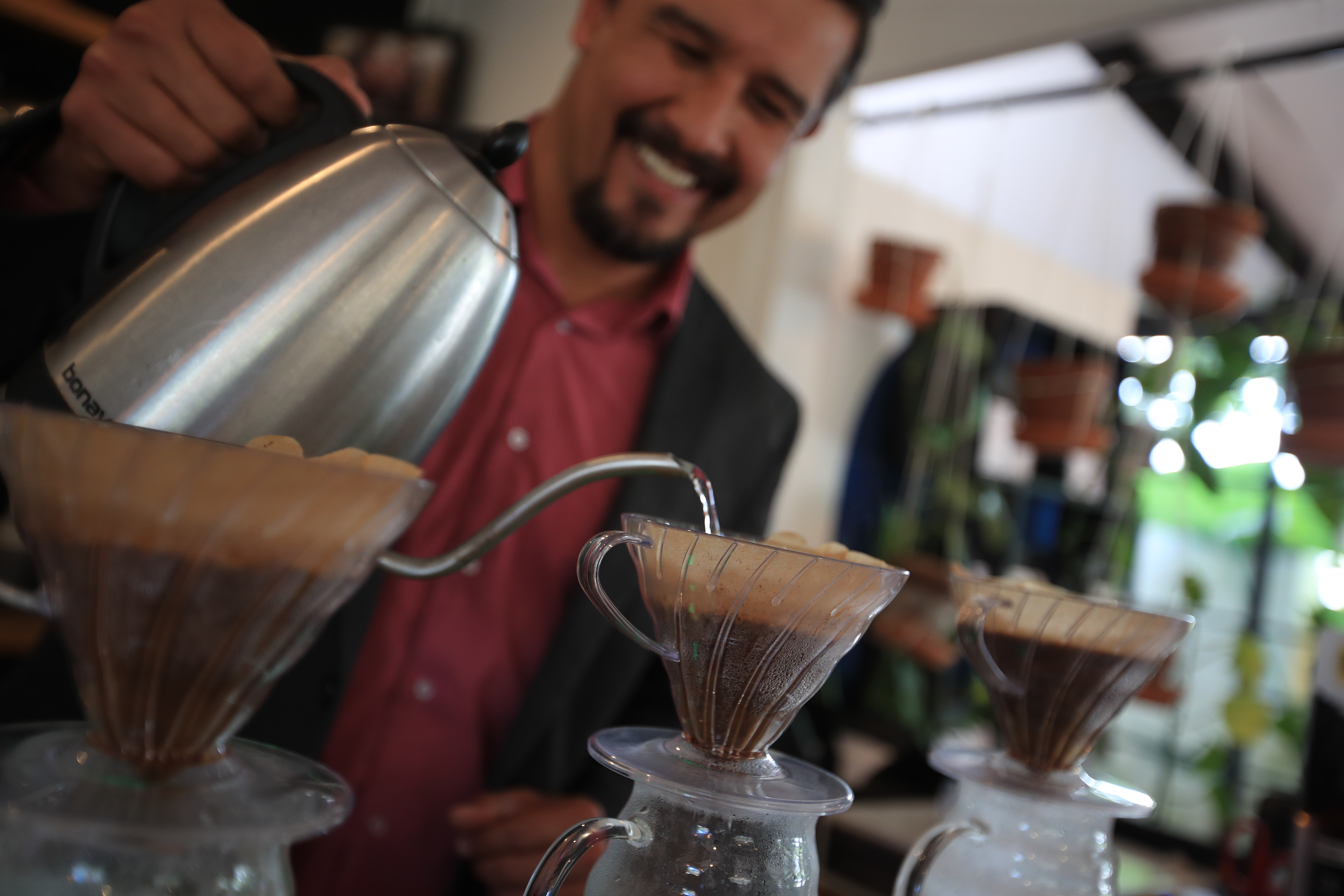 El método de extracción V60 es una manera de preparación de filtrado por goteo en paredes con un ángulo de 60 grados para aumentar el contacto del café con el agua y potenciar la extracción. (Foto Prensa Libre: Carlos Hernández) 