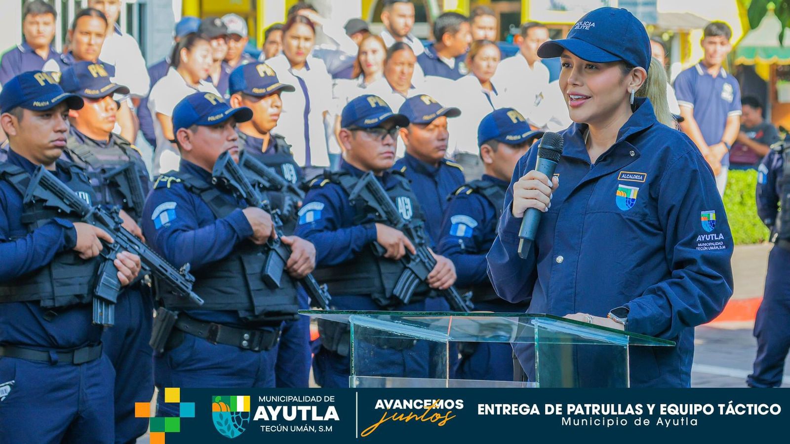La alcaldesa de Ayutla, San Marcos, Isel Súñiga, durante la entrega de armas largas y equipo táctico a los agentes de la Policía Municipal. (Foto Prensa Libre: Tomada del Facebook de la municipalidad de Ayutla)