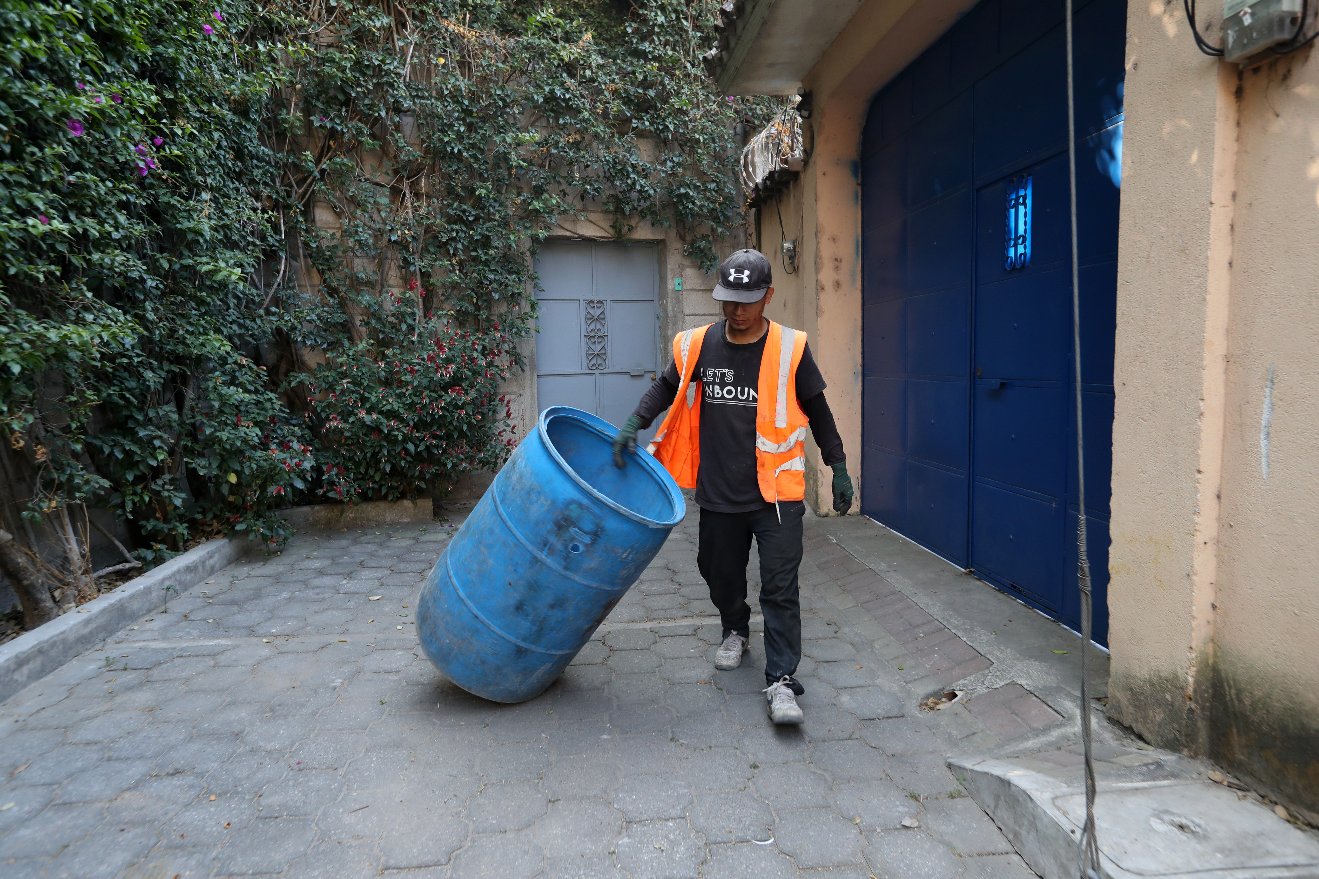 ¡Reciclaje!, ¡Reciclaje!, gritan los recolectores; quienes avisan su llegada para recibir desechos orgánicos, inorgánicos y reciclables en días específicos. (Fotografía Prensa Libre: María Reneé Barrientos Gaytan)