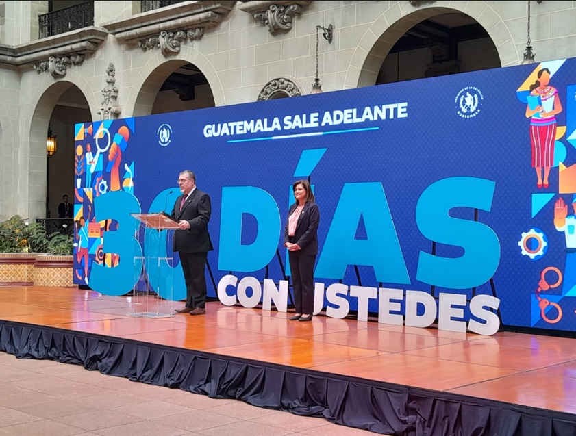 Bernardo Arévalo y Karin Herrera en la presentación de sus primeros 30 días de gestión.