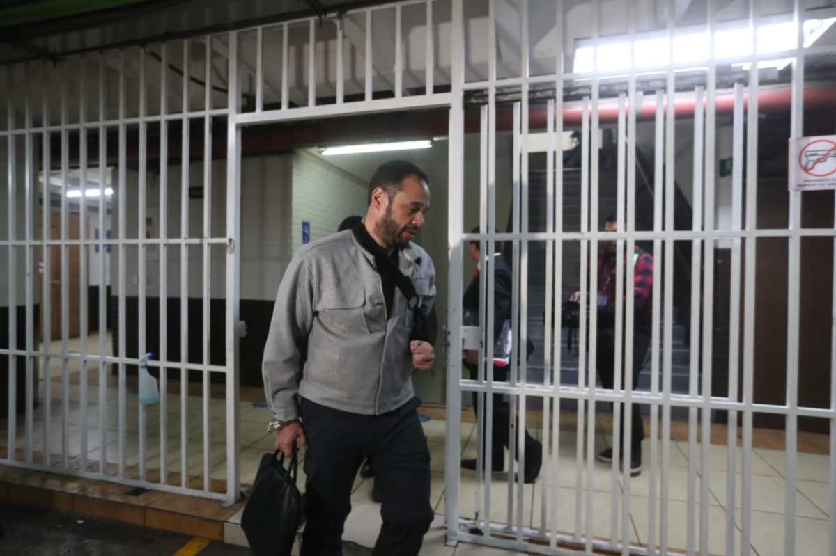 El exministro de Comunicaciones, José Luis Benito, sale de la Torre de Tribunales, donde participó en una audiencia de aceptación de cargo por el caso de los Q122 millones hallados en maletas en Antigua Guatemala. (Foto Prensa Libre: Érick Ávila)