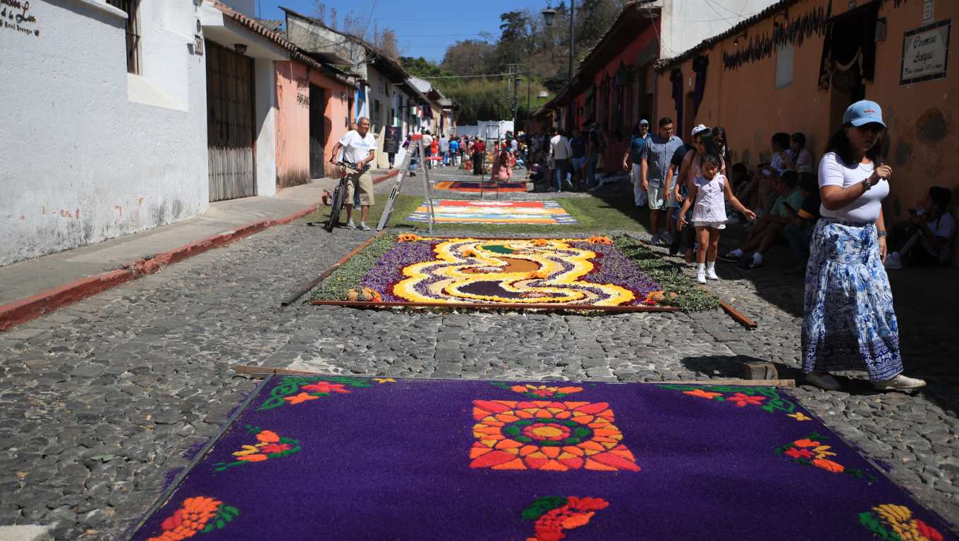 Turistas nacionales y extranjeros viajan durante la Semana Santa para apreciar las procesiones y alfombras. (Foto Prensa Libre: Carlos Hernández Ovalle)