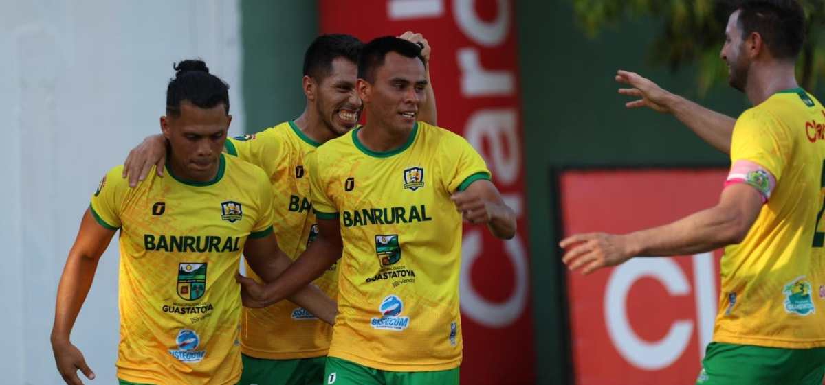 El jugador de Guastatoya, Denilson Sánchez (c), festeja junto a sus compañeros el segundo gol de los suyos a Antigua GFC. (Foto Prensa Libre: AJugarGt)