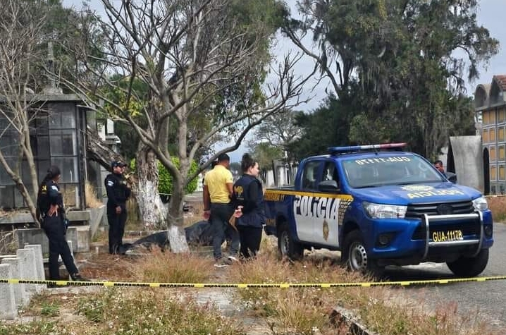 Autoridades guatemaltecas trasladaron un cadáver envuelto en costales y sábanas al Inacif para que se determine identidad y causa de muerte. (Foto Prensa Libre: Cortesía).
